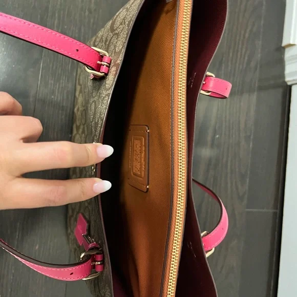 Coach brand new never been used ! - Picture 3 of 3